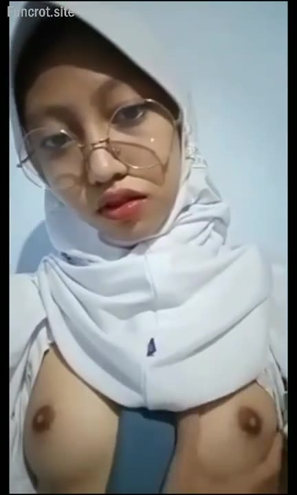 SMA Kaca Mata Pamer Toket