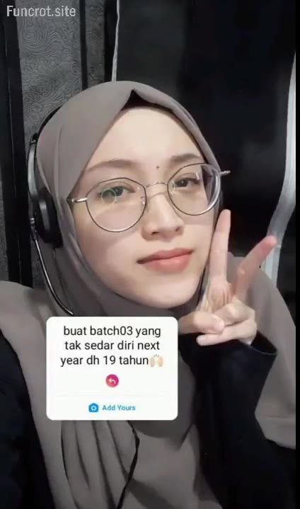 Ukhti Cantik Kaca Mata Pamer Toket