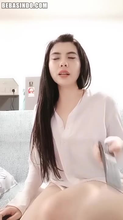 Bokep BabyGirls Remas Buah Dada Sambil Desah Mango