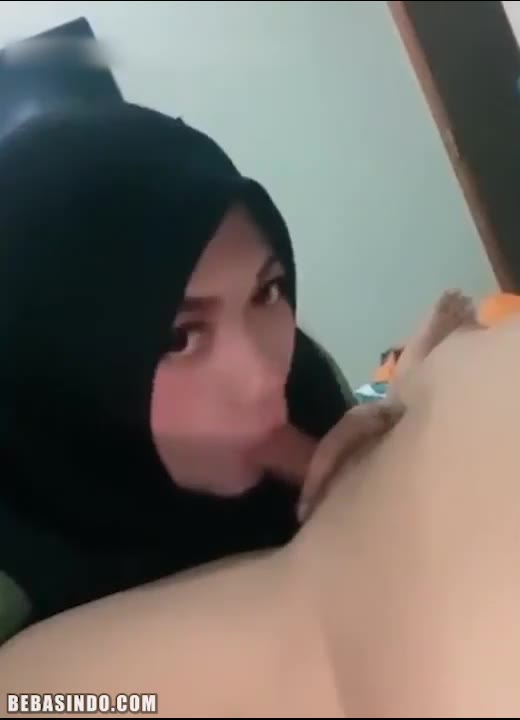Bokep Indo Hijab Cantik Ngemut Kontol Pacar
