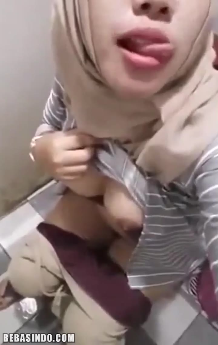Bokep Indo Jilbab Pamer Toket Bulat di WC Umum