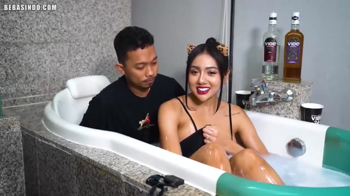Bokep Indo Meli3gp Mandi Bareng Selebgram Nakal Amelia