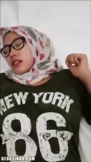 Bokep Indo Ngentot ABG Jilbab Cumshot di Muka