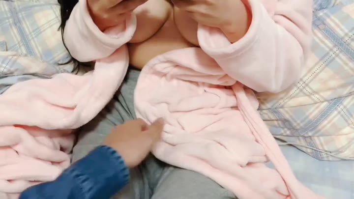 Saat Berhubungan Seks Dengan Pacarnya Sambil Memainkan Game